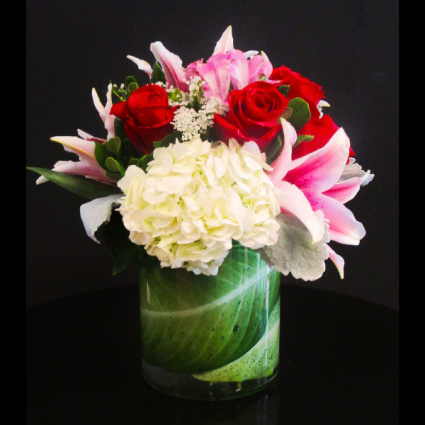 Passion Compact arrangement - Roses, Liliy's & Hydrangeas