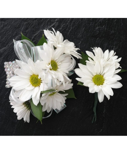 #10 White daisy corsage Corsage and boutonniere 