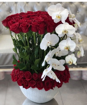 100 Roses & Orchids In A Vase 