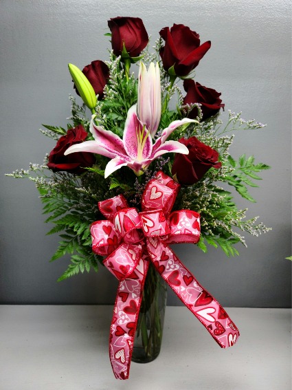 1/2 doz red rose with starfighter lily Vase arrangement 