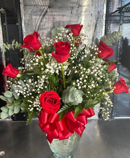 12 red roses in vase 