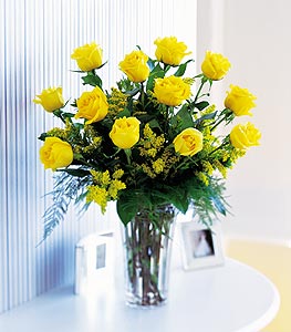 12 Yellow Roses with Accents