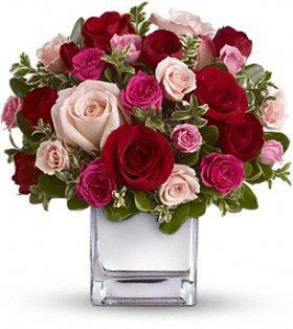 Sweetheart vase in Northport, NY | Hengstenberg's Florist Sweetheart vase in Northport, NY | Hengstenberg's Florist