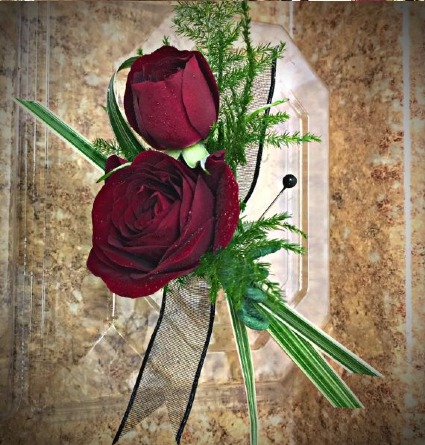 Deluxe Spray Rose Bout Pin on Boutonniere