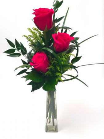 3 red roses in a Vase