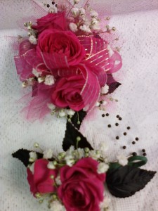 3 SMALL ROSES AND BOUT WRIST CORSAGE & BOUT