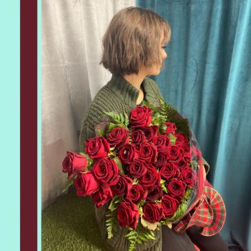 30 Premium Roses Presentation Display in Victoria, BC | PETALS N BUDS GORDON HEAD FLORIST 30 Premium Roses Presentation Display in Victoria, BC | PETALS N BUDS GORDON HEAD FLORIST