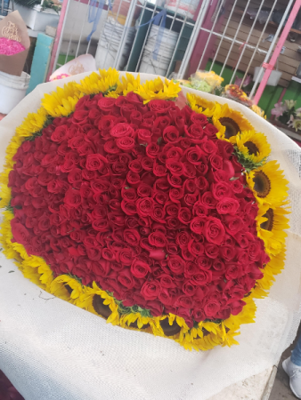 300 rose with sunflowers 