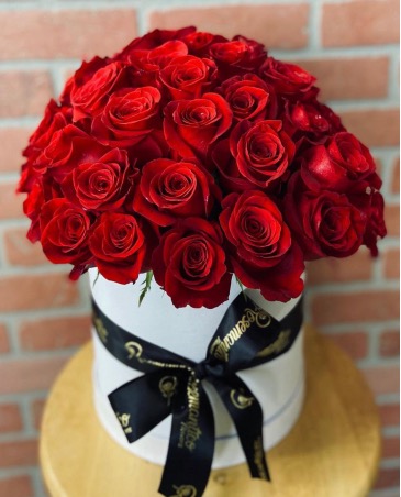 Red Roses in hat Box  in Whittier, CA | Rosemantico Flowers