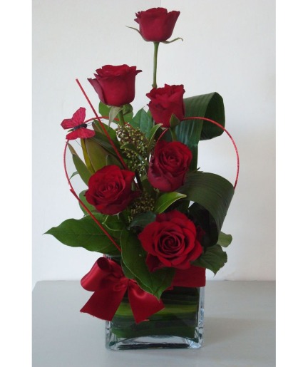 6 beautiful red roses for your Valentine Vase