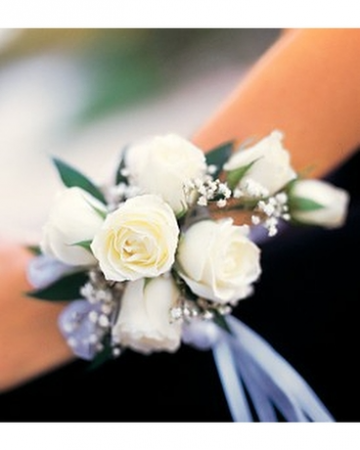 7 White Mini Roses Wristlet 