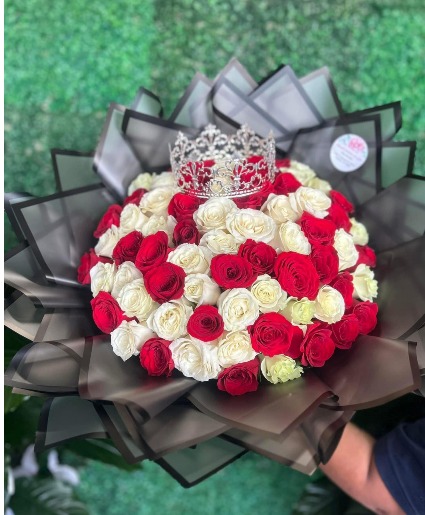75 Red and White Roses Ramo/crown