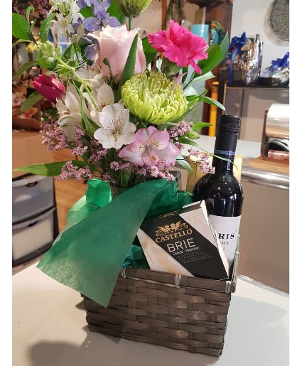  BIRTHDAY GIFTS IN A BASKET Bouquet, Wine, Cheese & Crackers