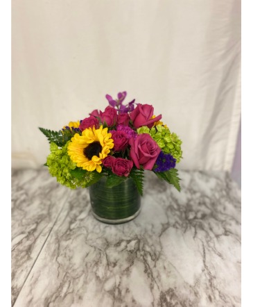 A Mothers Love Moundy style arrangement with our weekly product in Winter Park, FL | APPLEBLOSSOM FLORIST & GIFTS
