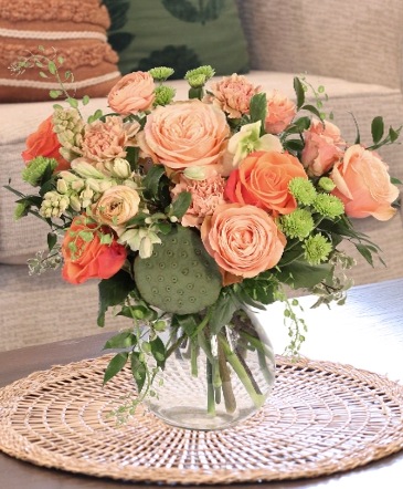 A Pinch of Peach Lifestyle Arrangement in Carlsbad, CA | VICKY'S FLORAL DESIGN