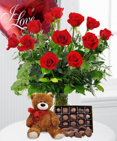 A TRUE ROMANTIC / Roses,Candy & Balloon Vase Arrangement