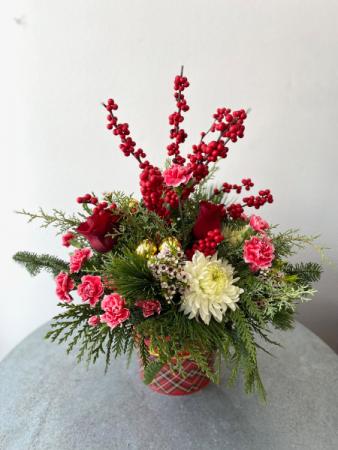 A Very Merry Centerpiece in La Grande, OR | FITZGERALD FLOWERS