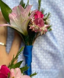 Alstroemeria/Strawflower Boutonniere (Magnetic) 