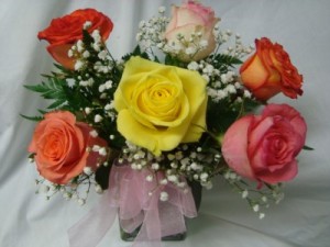 6 MIXED ROSES IN CUBE VASE WITH  BABY'S BREATH!  