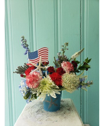 BEACHSIDE HOLIDAY FLOWER ARRANGEMENT in Hampstead, NC | Surf City Florist