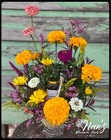 Bee-utiful Blooms Includes 5.5oz Jar of Honey in Bryan, TX | NAN'S BLOSSOM SHOP Bee-utiful Blooms Includes 5.5oz Jar of Honey in Bryan, TX | NAN'S BLOSSOM SHOP