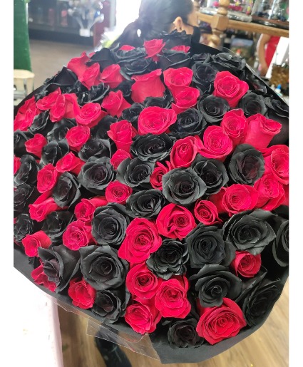 black and red rose bouquet 200 roses