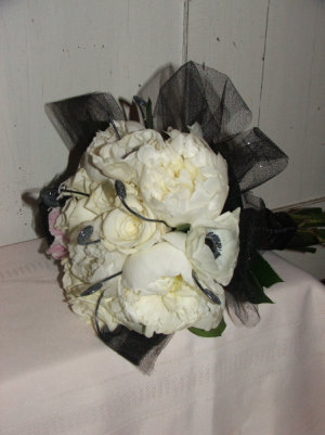Black & White Elegance Handheld Bouquet