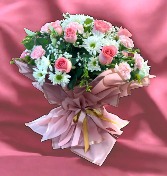 Bouquet of 12 pink roses with daisies  