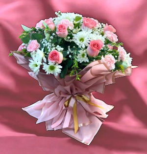 Bouquet of 12 pink roses with daisies  