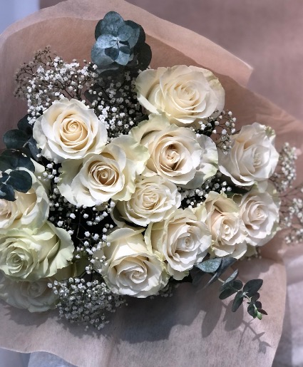 Bouquet of White Roses and baby breath 