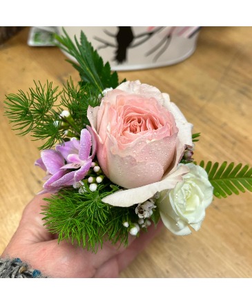 Boutonniere Prom/Wedding in Fairview, OR | QUAD'S GARDEN - Home to Trinette's Floral