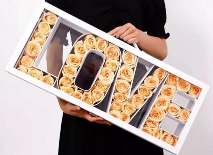 Box white with natural roses