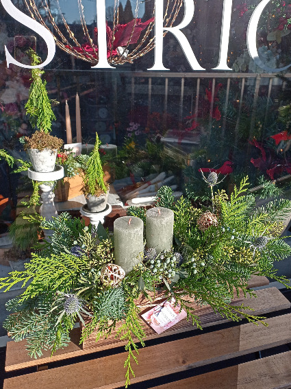 Candle Arrangement Long and Low