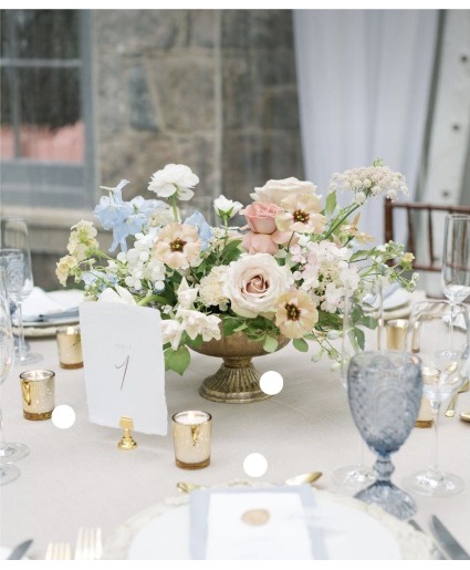 Centerpiece in gold bowl  