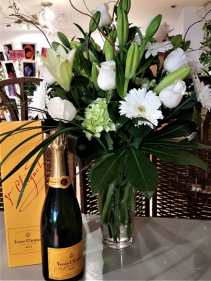 CHAMPAGNE AND FLOWER AN AMAZING COMBINATION