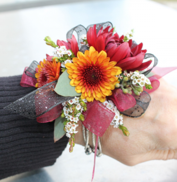 CHARMING DAISY  CORSAGE in Richland, WA | ARLENE'S FLOWERS AND GIFTS