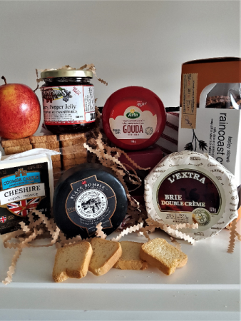 CHEESE LOVER BASKET 4 CHEESES, CRACKERS AND PEPPER JELLY