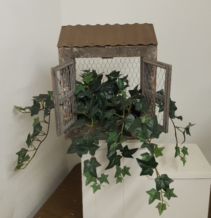Chicken wire metal wood hanging Ivy Silk wall hanging