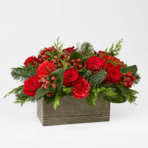 CHRISTMAS CABIN BOUQUET RED FLOWERS AND BERRIES IN WOODEN BOX