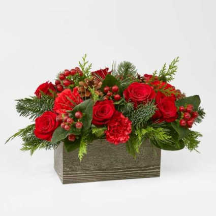 CHRISTMAS CABIN BOUQUET RED FLOWERS AND BERRIES IN WOODEN BOX