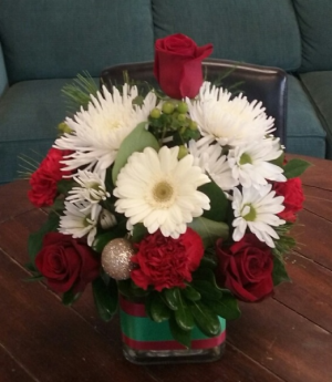 Christmas Centerpiece In a Vase in Bluffton, SC | BERKELEY FLOWERS & GIFTS Christmas Centerpiece In a Vase in Bluffton, SC | BERKELEY FLOWERS & GIFTS