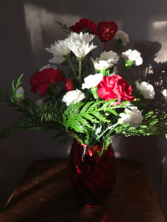 Christmasheart Red vase with red and white flowers