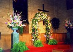 BRITT WEDDING/BAPTIST CHURCH FLORAL COVERED BRASS ARCH