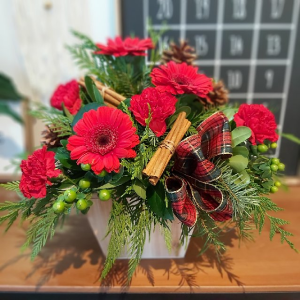 Cinnamon Splendor Christmas Arrangement