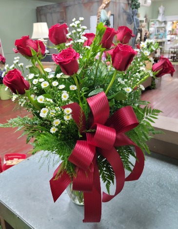Classic Dozen Roses in Lafayette, LA | Lafayette Flower Factory