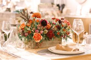 Moody & Dramatic Thanksgiving Centerpiece in Burlington, VT | Kathy + Co Flowers Moody & Dramatic Thanksgiving Centerpiece in Burlington, VT | Kathy + Co Flowers