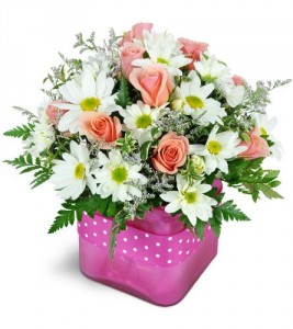 Cubed vase with daises & roses 