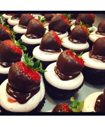 CUPCAKES WITH CHOCOLATE COVERED BERRIES 