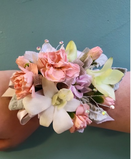 CUSTOM CORSAGES AND BOUTONNIÈRES  Prom Flowers