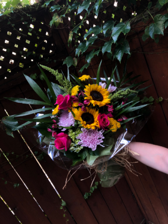 Sunny Hand-tied bouquet 3 sided bright colours